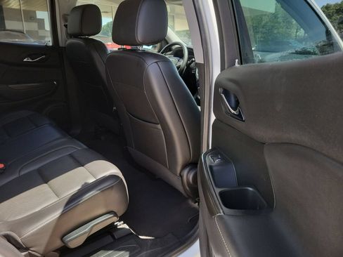 Used 2023 GMC Acadia SLT FWD image 27