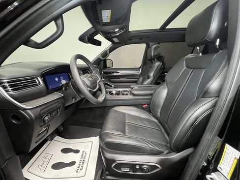 Used 2024 Jeep Wagoneer L Series III w/ Premium Group I image 4