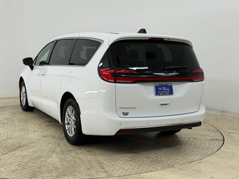 Used 2025 Chrysler Pacifica Select image 3