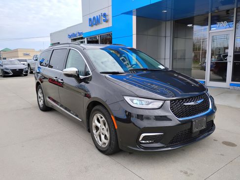 Used 2023 Chrysler Pacifica Limited image 3
