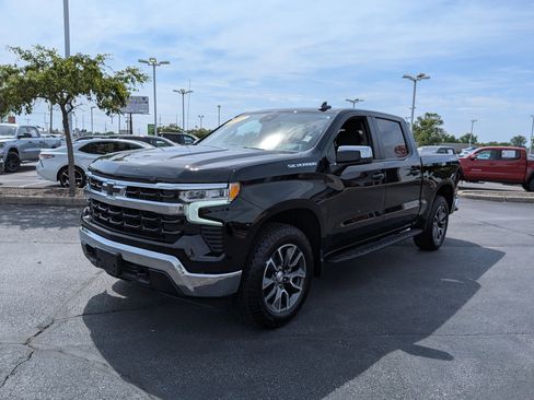 Used 2024 Chevrolet Silverado 1500 LT w/ Convenience Package II AWD/4WD image 3