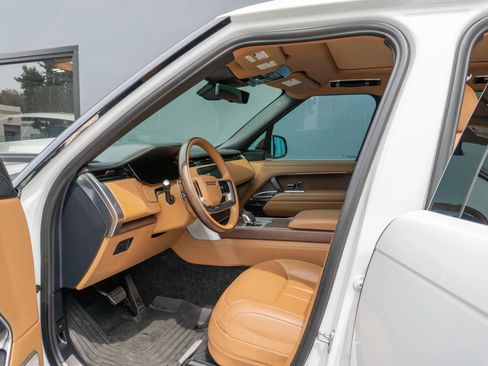 Used 2024 Land Rover Range Rover Long Wheelbase Autobiography image 10
