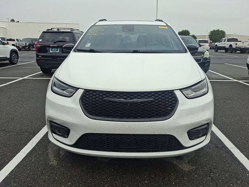 Used 2023 Chrysler Pacifica Limited w/ S Appearance Package FWD image 2