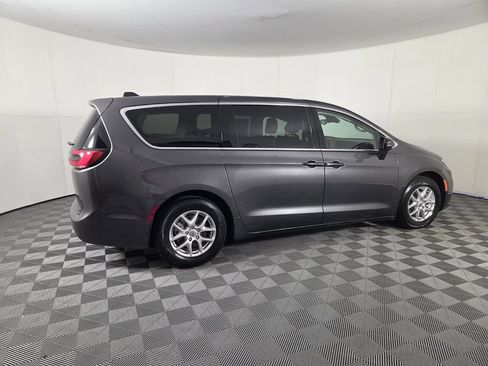 Used 2023 Chrysler Pacifica Touring-L FWD image 5