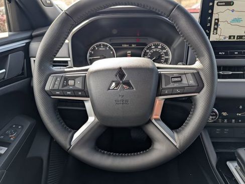 New 2026 Mitsubishi Outlander LE AWD/4WD image 8