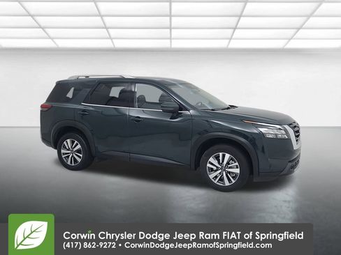 Used 2025 Nissan Pathfinder SL image 1