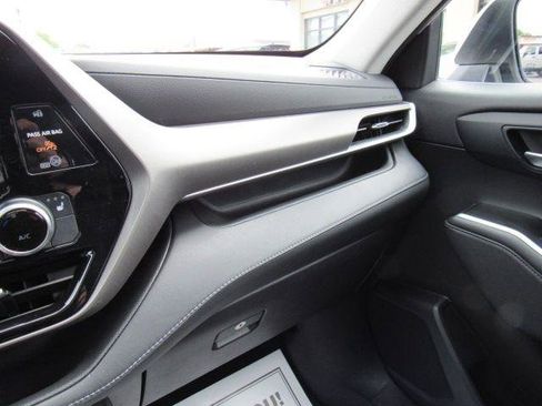 Used 2021 Toyota Highlander XLE AWD/4WD image 25