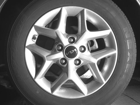 Used 2025 Kia Soul LX w/ LX Technology Package FWD image 14