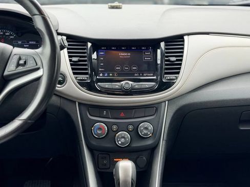 Used 2020 Chevrolet Trax LT w/ LT Convenience Package AWD/4WD image 23