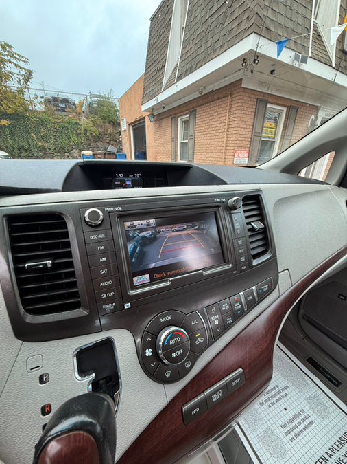 Used 2013 Toyota Sienna XLE w/ Premium Pkg AWD/4WD image 19