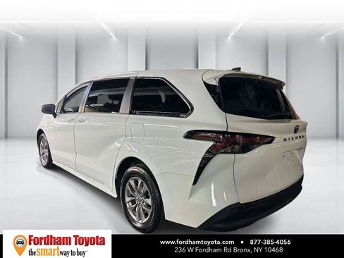 Used 2024 Toyota Sienna LE FWD image 6