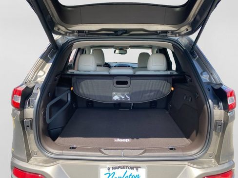 Used 2017 Jeep Cherokee Overland AWD/4WD image 31