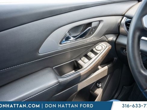 Used 2023 Chevrolet Traverse LT FWD image 18