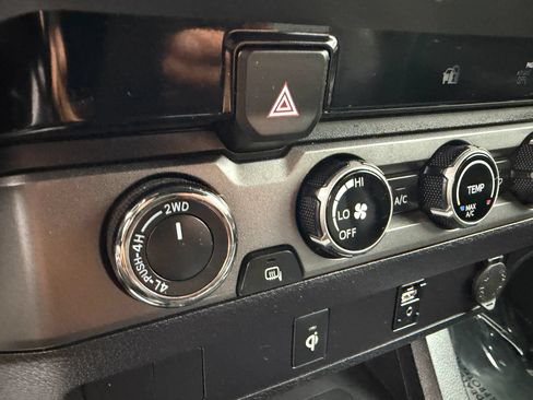 Used 2017 Toyota Tacoma SR AWD/4WD image 16