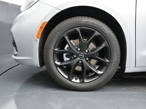 New 2026 Chrysler Pacifica Limited FWD image 19