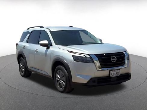 Used 2025 Nissan Pathfinder SV image 2