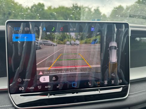 New 2025 Volkswagen Tiguan SE image 17