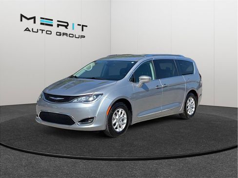 Used 2020 Chrysler Pacifica Touring-L FWD image 4
