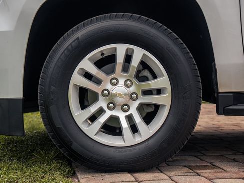 Used 2019 Chevrolet Suburban LT RWD image 15