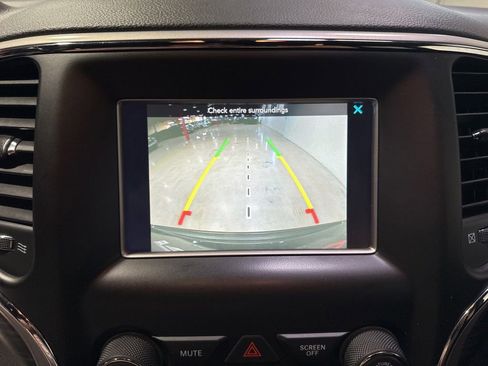 Used 2019 Jeep Grand Cherokee Laredo AWD/4WD image 14