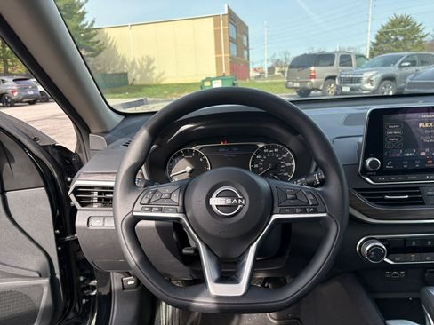 Used 2025 Nissan Altima 2.5 SV image 33