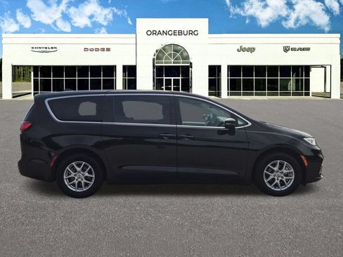 Used 2024 Chrysler Pacifica Touring-L FWD image 11
