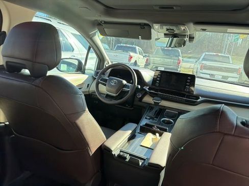Used 2024 Toyota Sienna Platinum image 26