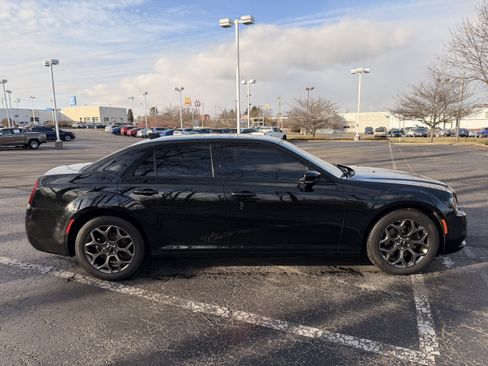 Used 2018 Chrysler 300 S w/ 300S Premium Group image 2