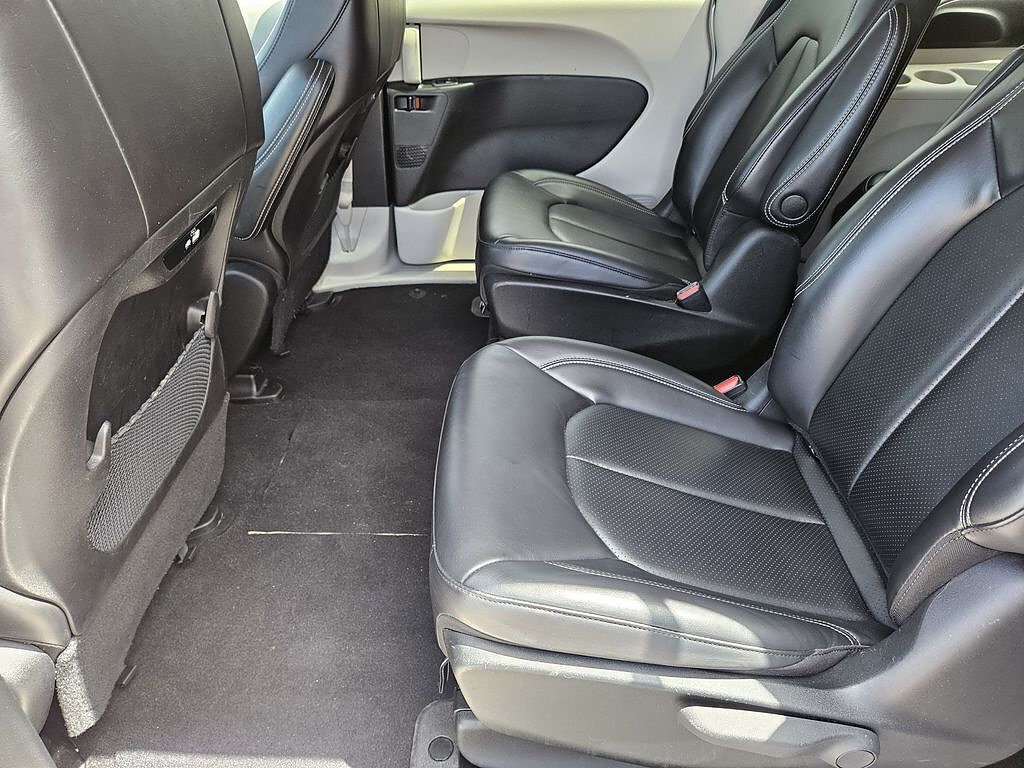 Used 2023 Chrysler Pacifica Touring-L FWD image 21