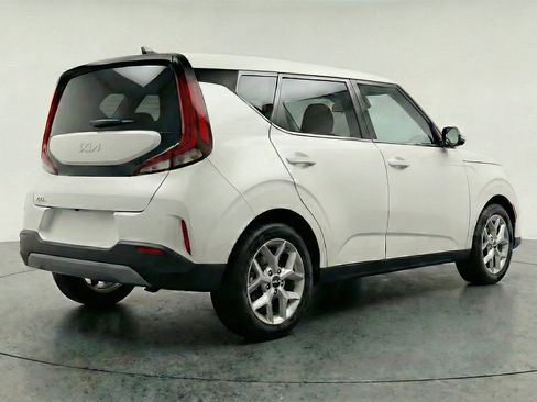 Used 2025 Kia Soul LX w/ LX Technology Package FWD image 9