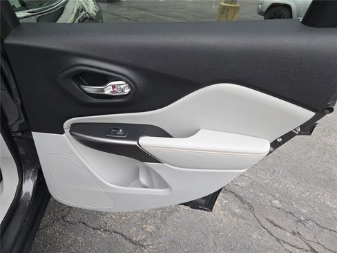 Used 2022 Jeep Cherokee Limited w/ Elite Package image 9