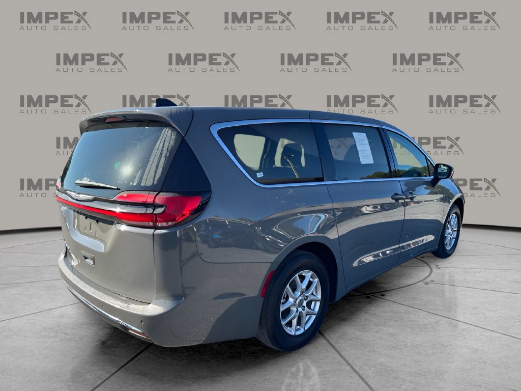 Used 2023 Chrysler Pacifica Touring-L FWD image 5