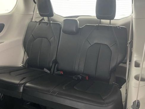 Used 2024 Chrysler Pacifica Touring-L image 45