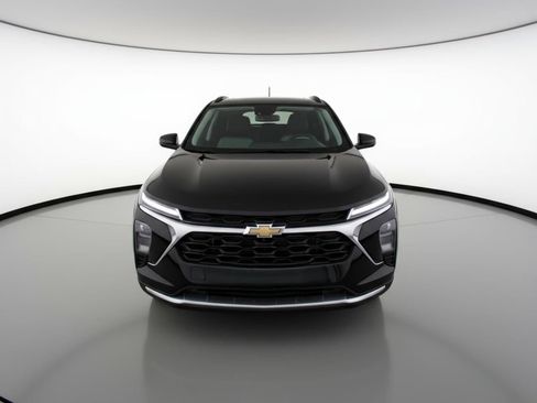 Used 2025 Chevrolet Trax LT image 2