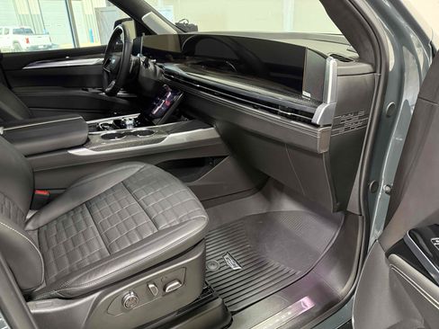 Used 2025 Cadillac Escalade V w/ LPO, ONYX Package image 10