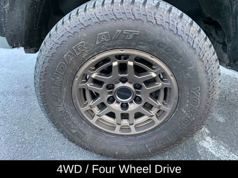 Used 2022 Toyota Tacoma SR5 w/ Trail Edition image 10