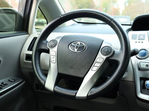 Used 2017 Toyota Prius V Five image 7