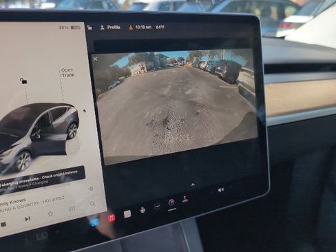 Used 2022 Tesla Model Y Long Range image 18