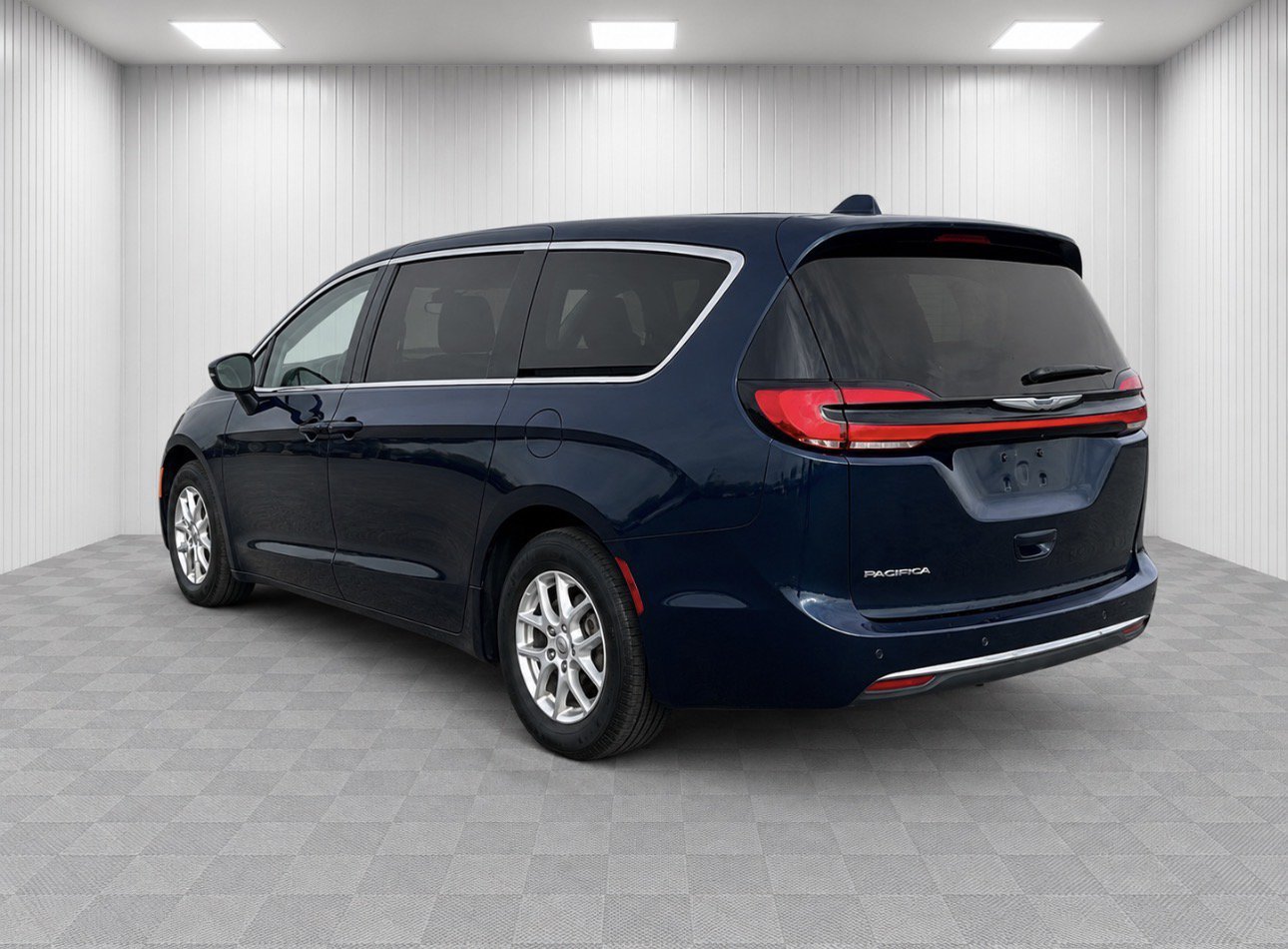 Used 2023 Chrysler Pacifica Touring-L FWD image 6
