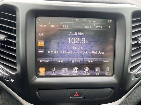 Used 2018 Jeep Cherokee Latitude Plus w/ Comfort/Convenience Group image 25