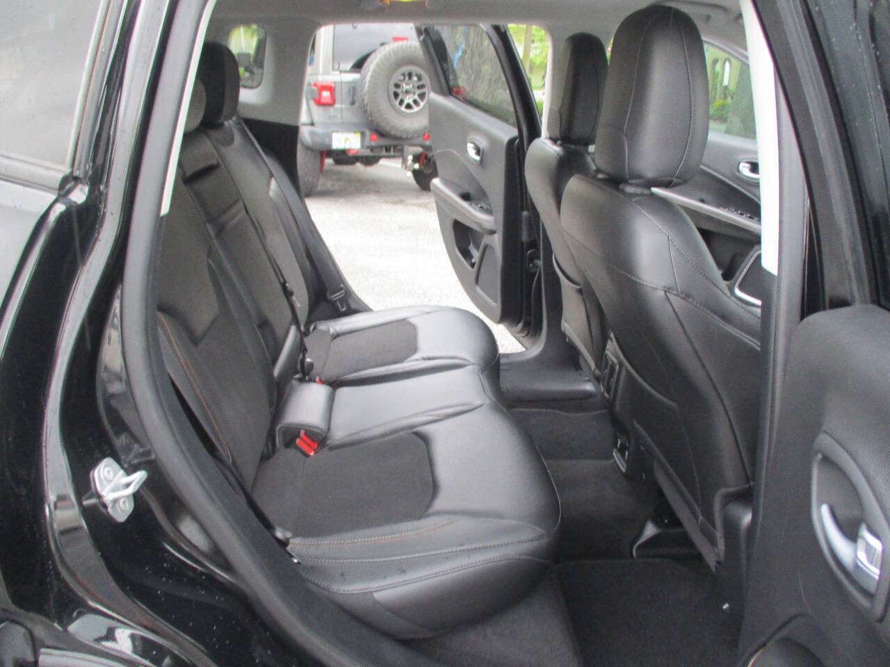 Used 2018 Jeep Compass Latitude w/ Popular Equipment Group FWD image 26