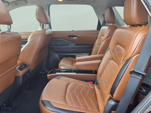 Used 2024 Nissan Pathfinder Platinum FWD image 13