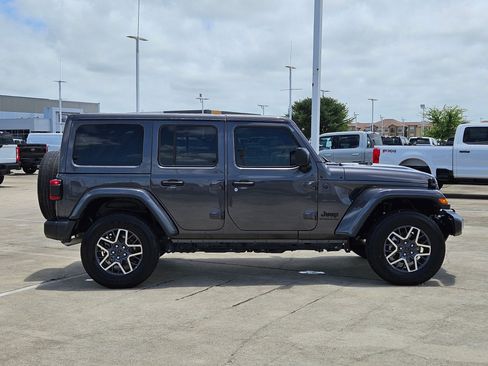 Used 2025 Jeep Wrangler Unlimited Sahara AWD/4WD image 2