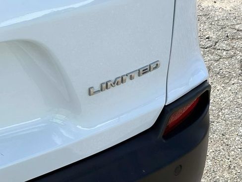 Used 2019 Jeep Cherokee Limited FWD image 9