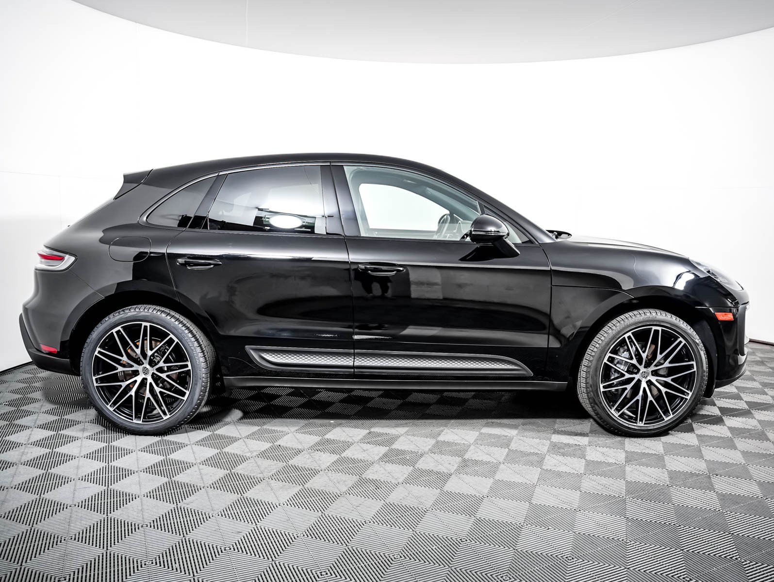 Certified 2023 Porsche Macan AWD/4WD image 9
