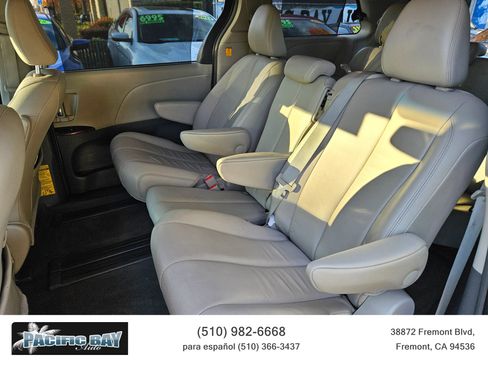 Used 2013 Toyota Sienna XLE image 29