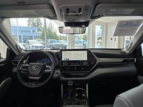 Used 2024 Toyota Highlander Platinum image 25