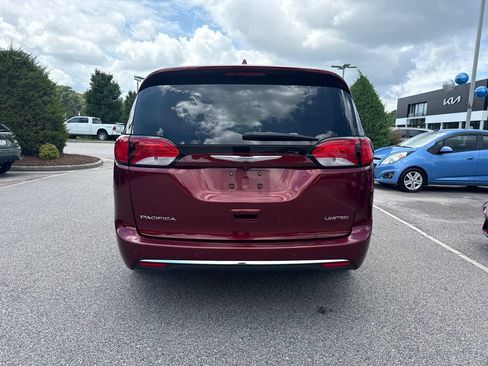 Used 2017 Chrysler Pacifica Limited w/ Tire & Wheel Group FWD image 4