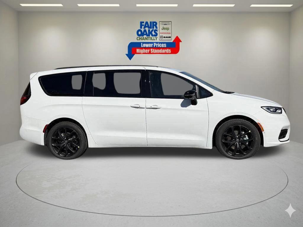 New 2026 Chrysler Pacifica Select w/ S Appearance Package FWD image 4