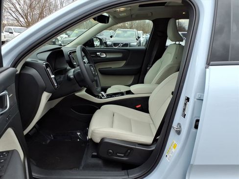 Certified 2024 Volvo XC40 B5 Ultimate w/ Climate Package image 10